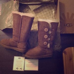 NEW IN BOX UGG BAILEY BUTTON TRIPLET